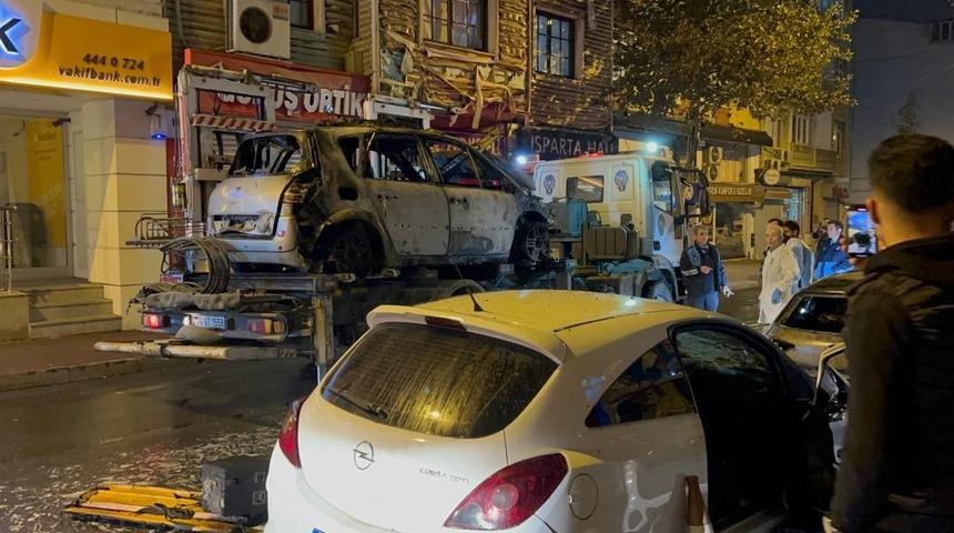 Fatih’te 5 araç alev alev yandı