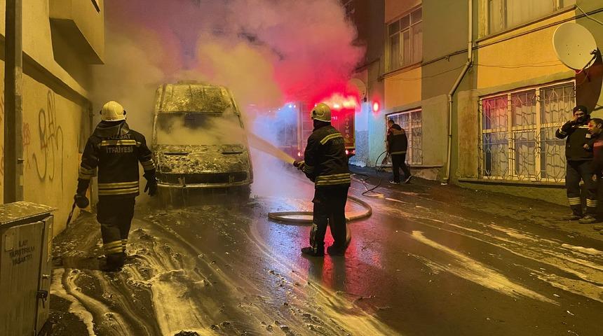Yozgat'ta Türk Kızılaya ait park halindeki kan bağışı minibüsü yandı