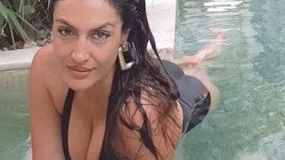 Tuğba Ekinci arabanın içinde gömleğini açıp sütyenini ve göğsünü ortaya çıkardı