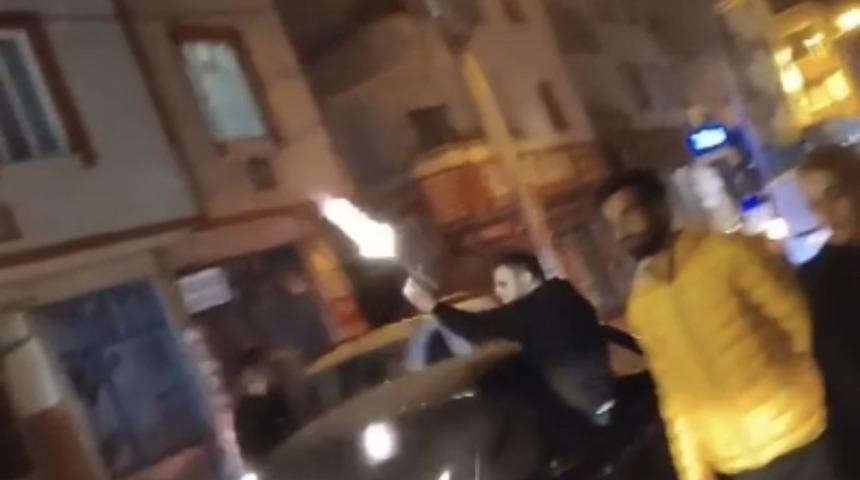 Asker konvoyundaki maganda, havaya defalarca ateş açtı