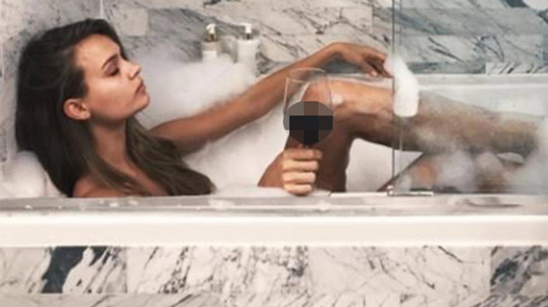 Victoria&rsquo;s Secret meleği takımı i&ccedil;in &ccedil;ıplak poz verdi