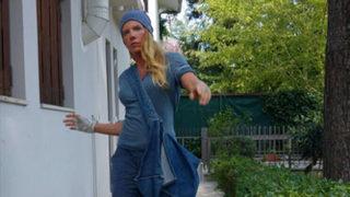 Bıyıklı maskeyle sokakta!