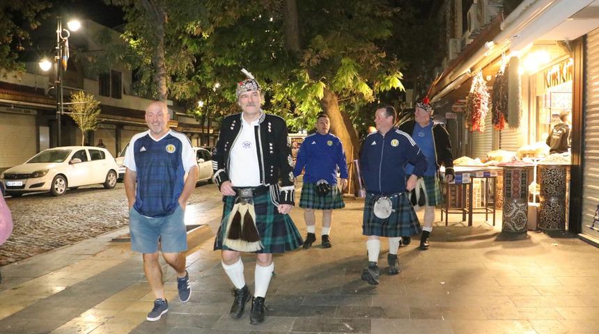 İskoçyalı taraftarlar tarihi Sur ilçesini etekle gezince, halk kameralarına sarıldı!