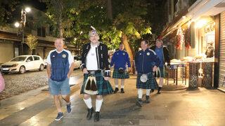 İskoçyalı taraftarlar tarihi Sur ilçesini etekle gezince, halk kameralarına sarıldı!