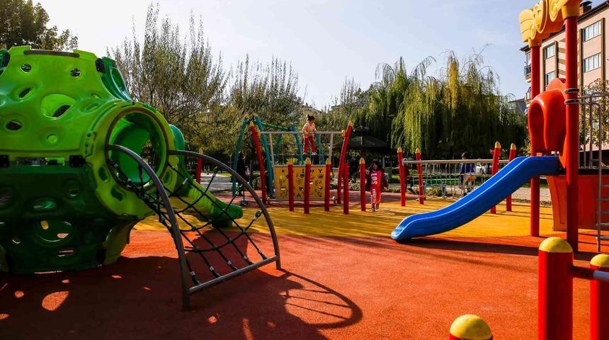 Merkezefendi’de parklar sonbahar bakımına alındı