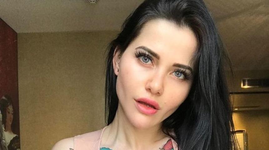 Şaşırtan cinsellik itirafı! Dövme yaptırırken orgazm olduğunu açıkladı: “Partnerimle bile böyle bir şey yaşamadım”