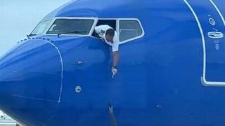 Cep telefonunu havalimanında unutarak uçağa binen yolcu için pilot uçağı park edip seferber oldu! O anlar sosyal medyada gündem yarattı 