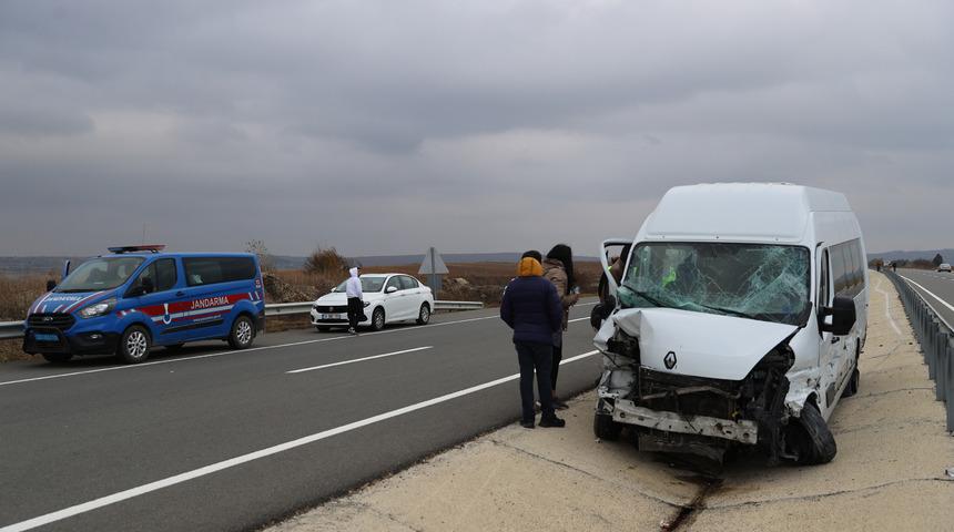 Edirne'de yolcu minibüsünün kamyonete çarptığı kazada 9 kişi yaralandı