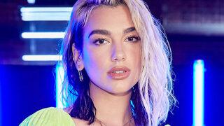 Dua Lipa şeffaf pareosuyla vücut kıvrımlarını sergiledi! Arkasını dönüp...