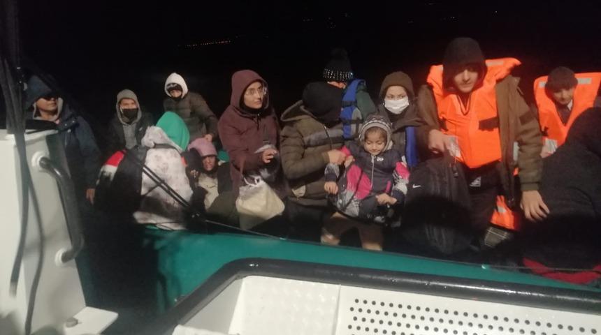 Çanakkale'de Türk kara sularına itilen 38 düzensiz göçmen kurtarıldı