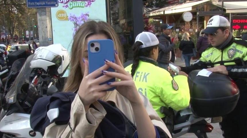 Scooter kullanırken ceza yedi, telefonunu çıkarıp sitem etti: Rezillik çıkmasını mı bekliyorsunuz
