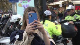 Scooter kullanırken ceza yedi, telefonunu çıkarıp sitem etti: Rezillik çıkmasını mı bekliyorsunuz