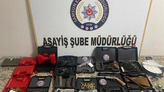 Samsun'da bir araçta 10 silah bulundu, 4 zanlı yakalandı