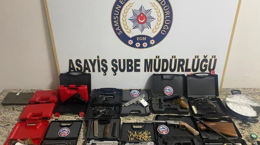 Samsun'da bir araçta 10 silah bulundu, 4 zanlı yakalandı