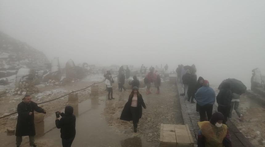 Nemrut Dağı'na mevsimin ilk karı yağdı