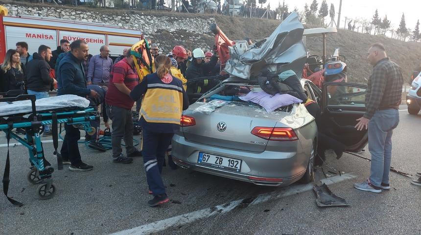 Manisa’da traktöre çarpan otomobildeki bir kişi öldü