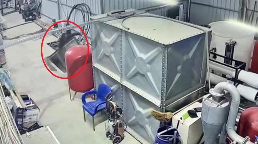 Telefonla konuşuyordu! Bir anda oldu... Bodrum kata düştü