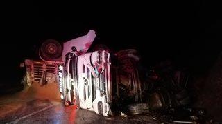 Malatya'da devrilen tırın sürücüsü yaralandı