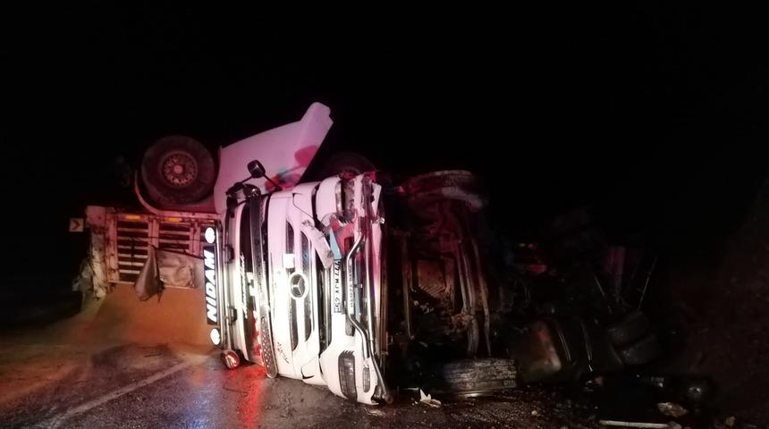 Malatya'da devrilen tırın sürücüsü yaralandı