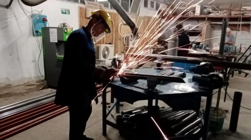 Muğla'da öğrenciler okulların ihtiyacı için pota ve tenis masası üretiyor