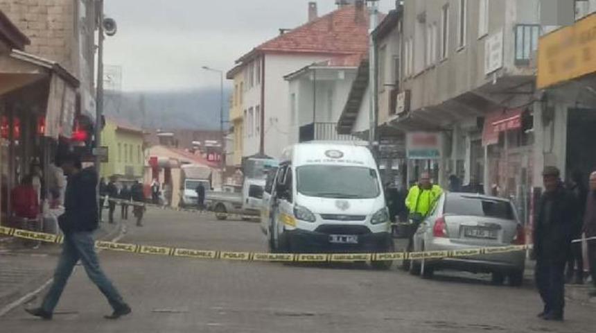 Kayseri'de baba oğul sokak ortasında silahla vuruldu: 1 &ouml;l&uuml; 3 yaralı