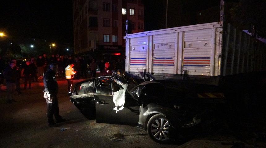 Çorum’da otomobilin park halindeki kamyona çarpması sonucu 2 kişi yaralandı