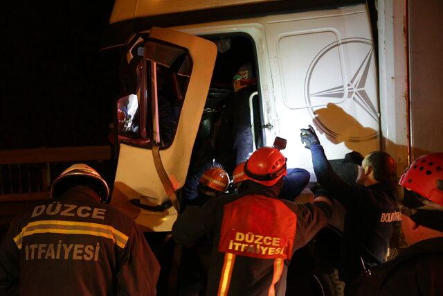 Bolu'da tıra çarpan kamyonun sürücüsü sıkıştığı araçtan 1 saatte çıkartıldı