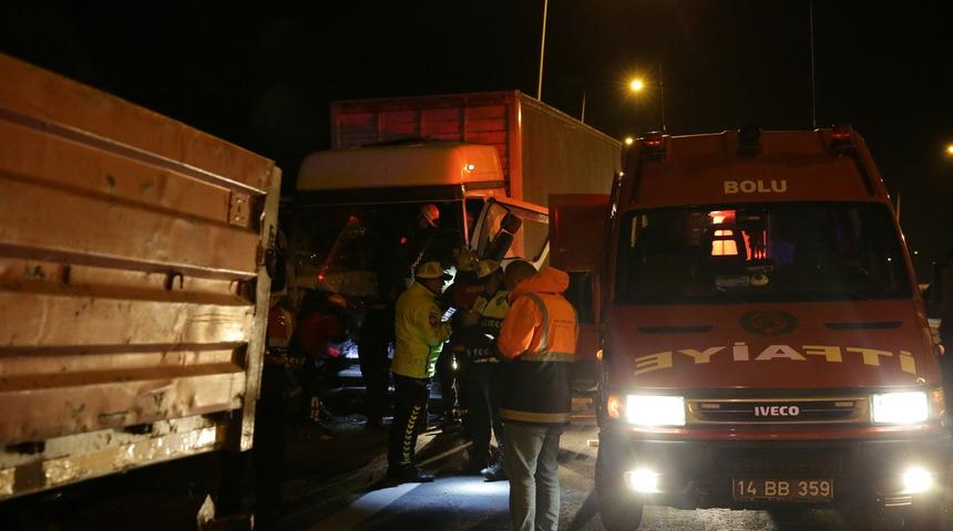 Bolu'da tıra çarpan kamyonun sürücüsü sıkıştığı araçtan 1 saatte çıkartıldı