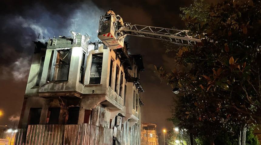 Fatih'te 3 katlı tarihi binada çıkan yangın söndürüldü