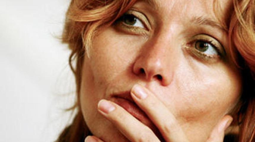 Elif Şafak'tan K&uuml;rtaj Yasağına Tepki