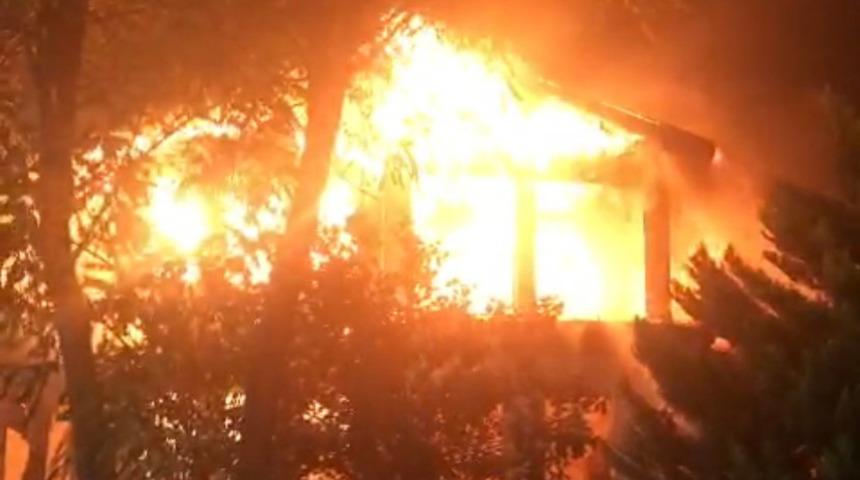 Fatih'te korkutan yangın! Tarihi bina alevlere teslim oldu