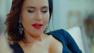 Yasak Elma'nın Ender'i Şevval Sam'dan çöl pozları! Beyaz elbisesiyle mest etti