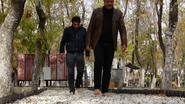 Ne ağrı kalır ne de yorgunluk! Çıplak ayakla yürüyene şifa veriyor