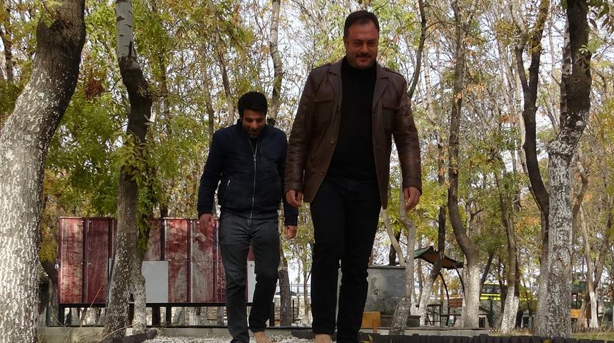 Ne ağrı kalır ne de yorgunluk! Çıplak ayakla yürüyene şifa veriyor