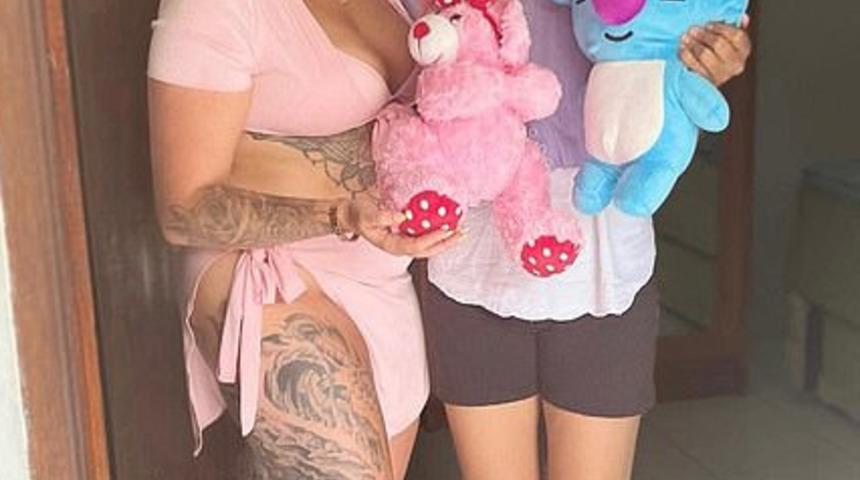 Yetimhane ziyaretine bikiniyle gidince eleştirilerin hedefi oldu...