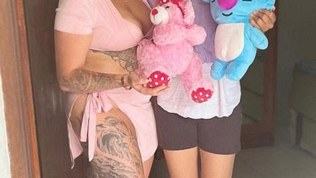 Yetimhane ziyaretine bikiniyle gidince eleştirilerin hedefi oldu...