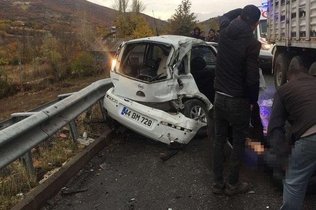 Elazığ'da tır ile çarpışan otomobildeki 1 kişi öldü, 1 kişi yaralandı