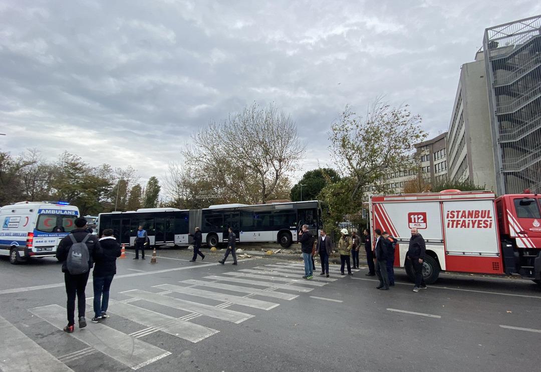 SON DAKİKA | İstanbul'da metrob&uuml;s kaza yaptı! &Ccedil;ok sayıda ekip sevk edildi