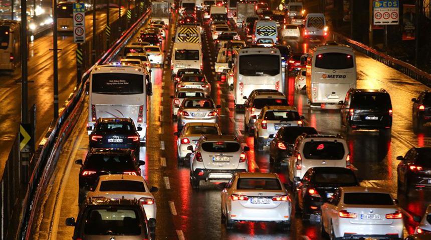Son dakika: İstanbul'a sağanak yağış uyarısı yapıldı! Trafik durma noktasına geldi...