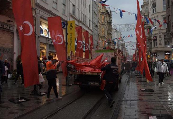 Terör saldırısının yaşandığı İstiklal Caddesi'nde platform ve bayraklar kaldırıldı