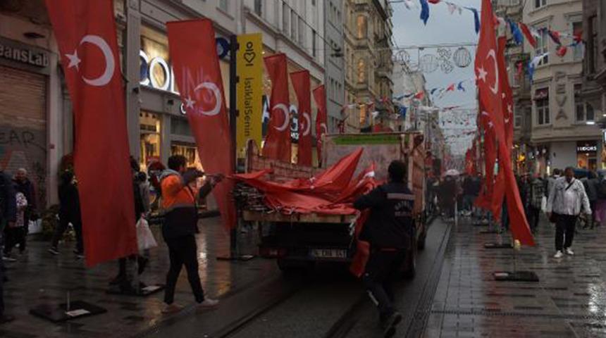 Terör saldırısının yaşandığı İstiklal Caddesi'nde platform ve bayraklar kaldırıldı
