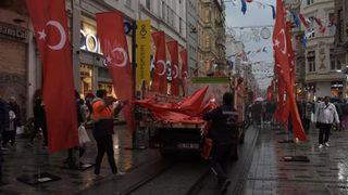 Terör saldırısının yaşandığı İstiklal Caddesi'nde platform ve bayraklar kaldırıldı