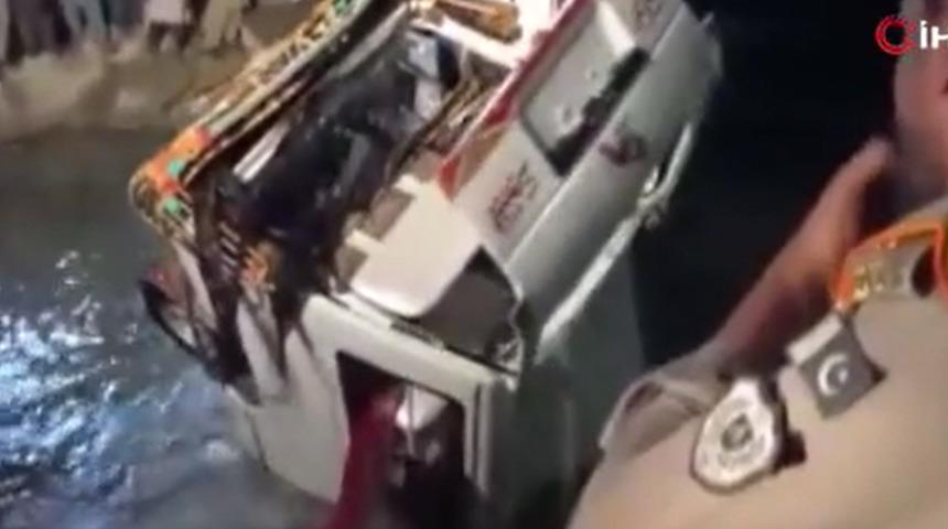 Pakistan’da katliam gibi kaza! Çoğu kadın ve çocuk... 18 kişi hayatını kaybetti