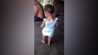 Eşsiz Latin dansı sergileyen bebek