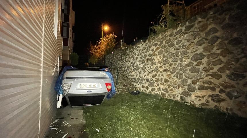 Karabük'te sitenin bahçesine düşen otomobildeki anne ve 2 çocuğu yaralandı