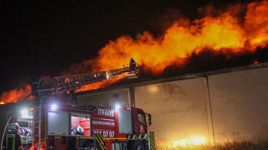 Uşak'ta tekstil deposunda yangın! Ekipler bölgeye sevk edildi
