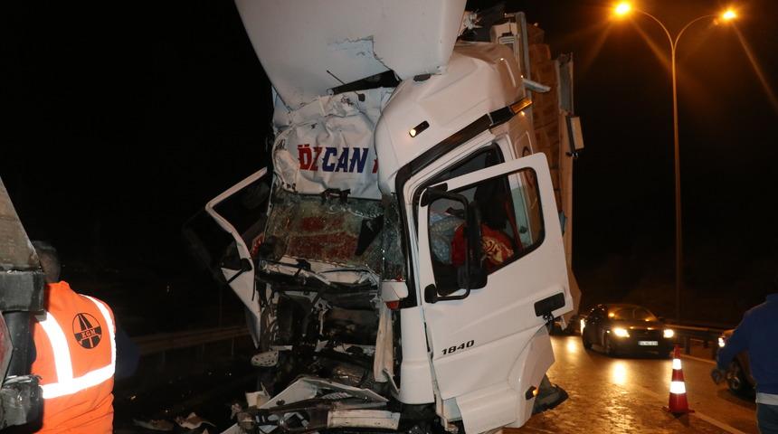 Kocaeli'de meydana gelen kazada kabinde sıkışan tır sürücüsü itfaiye ekiplerince kurtarıldı