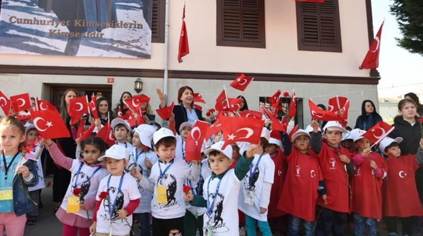 Avcılarlı &ccedil;ocuklar Ambarlı Atat&uuml;rk Evi&rsquo;nde Gazi Mustafa Kemal Atat&uuml;rk&rsquo;&uuml; andı