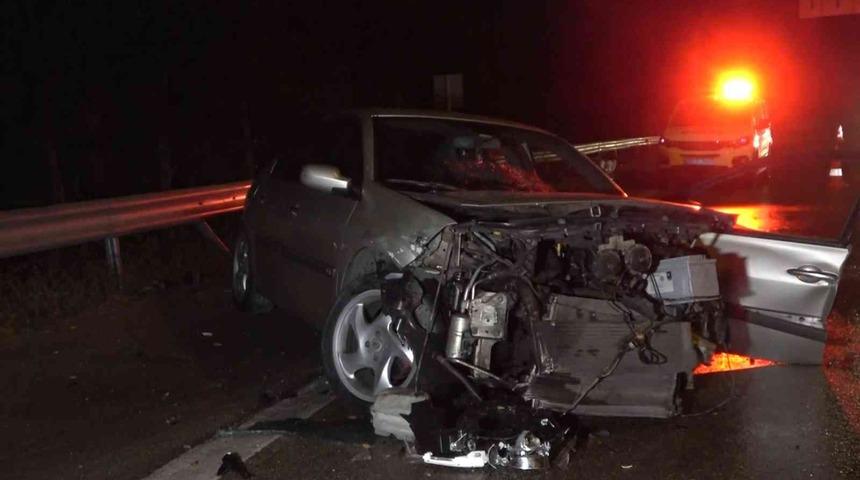Bursa’da bariyerlere vuran otomobile arkadan gelen TIR çarptı: 1’i ağır 2 yaralı