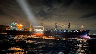 Balıkçı Adası açıklarında karaya oturan dökme yük gemisi kurtarıldı